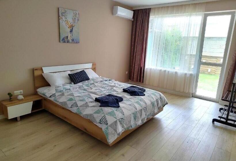 Apartment With Private Yard And Bbq
