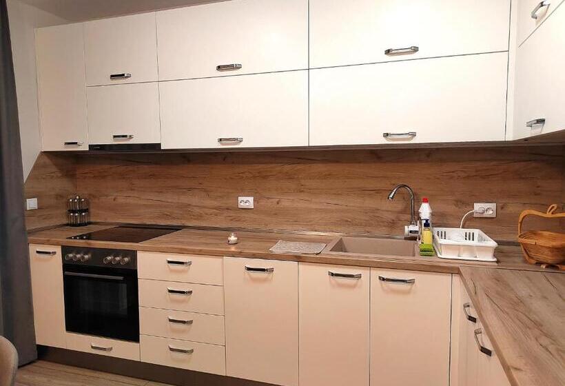 Apartment With Private Yard And Bbq