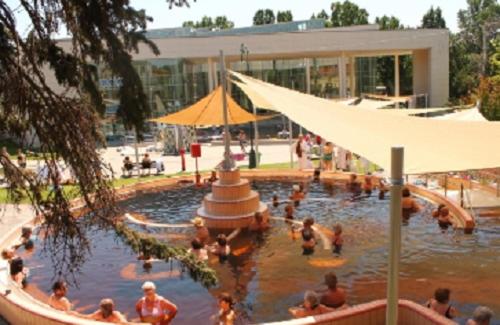 تختخواب و صبحانه Gyula Wellness Villa