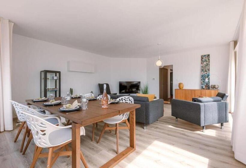 Corner Apartment With Fantastic Sea View