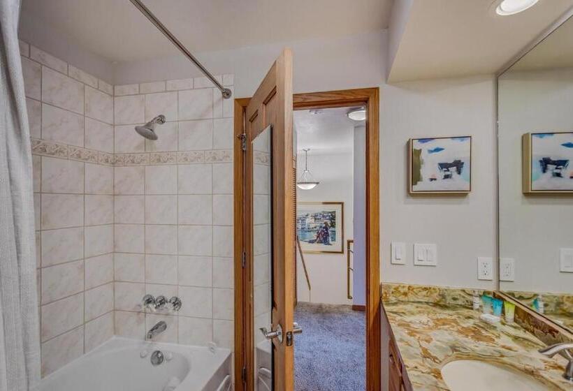 1038  Modern Townhome Close To The Slopes