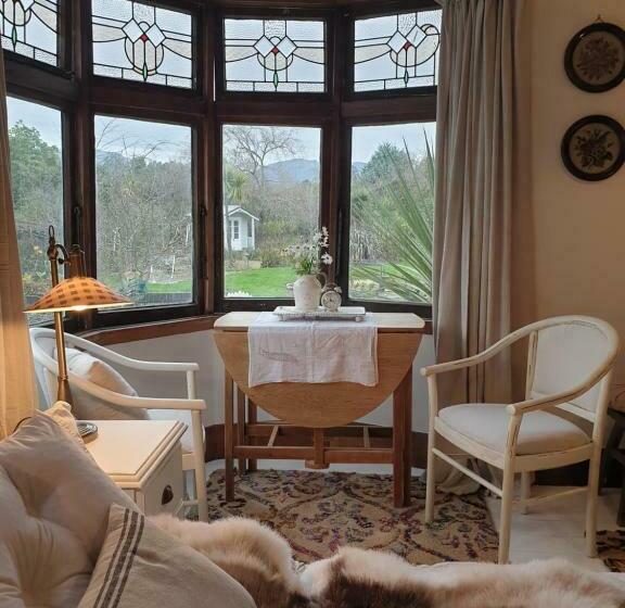 پانسیون Cabins On Tudor Bed & Breakfast