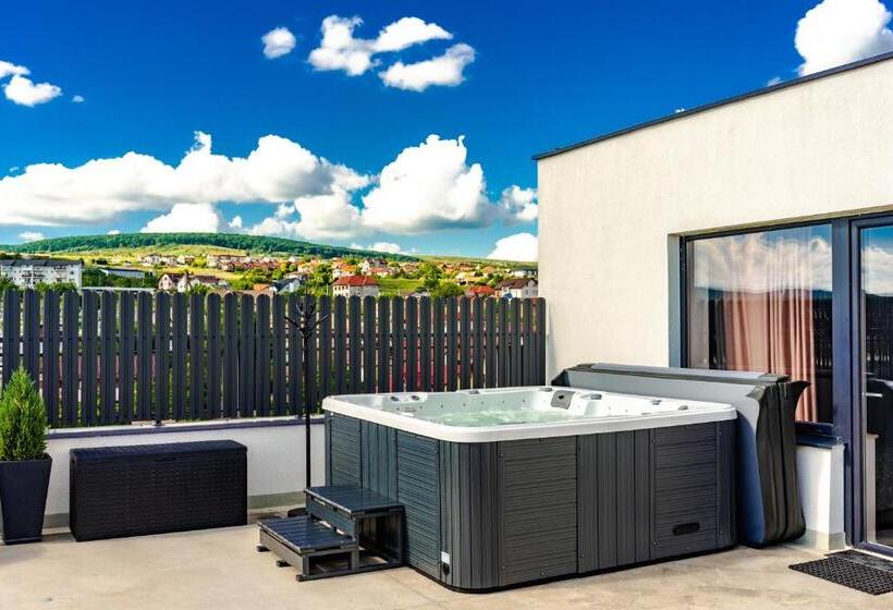 Thome Hoia Jacuzzi