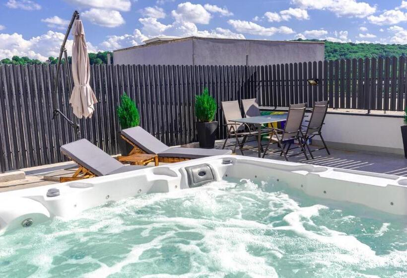 Thome Hoia Jacuzzi