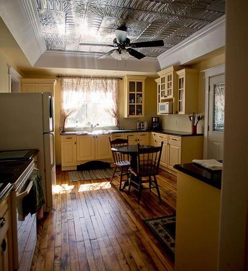 פנסיון Lionheart Guest House