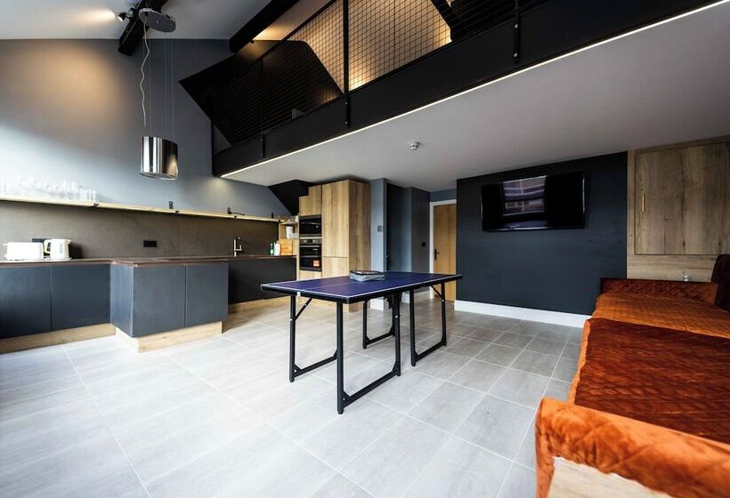 The Luxury Penthouse By Sasco Apartments