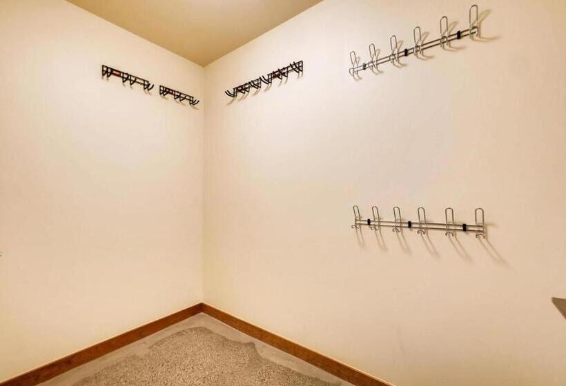 1005   Walk To Ski Modern Luxurious Townhome