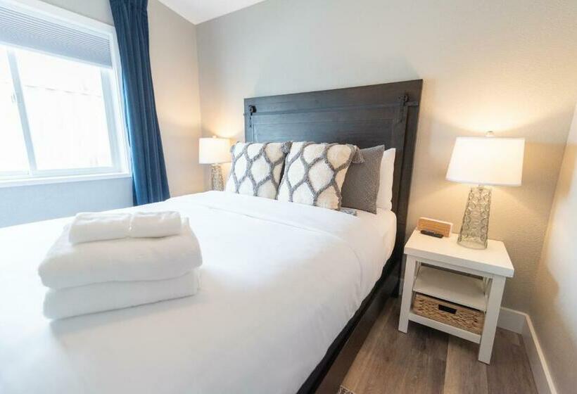 Мотель Colony Suites