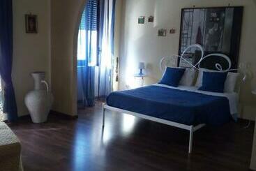 تختخواب و صبحانه La Suite Sul Corso