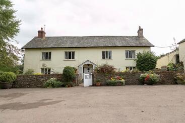 تختخواب و صبحانه Lower Ford Farm