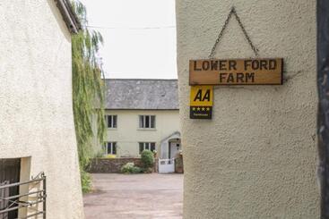 تختخواب و صبحانه Lower Ford Farm