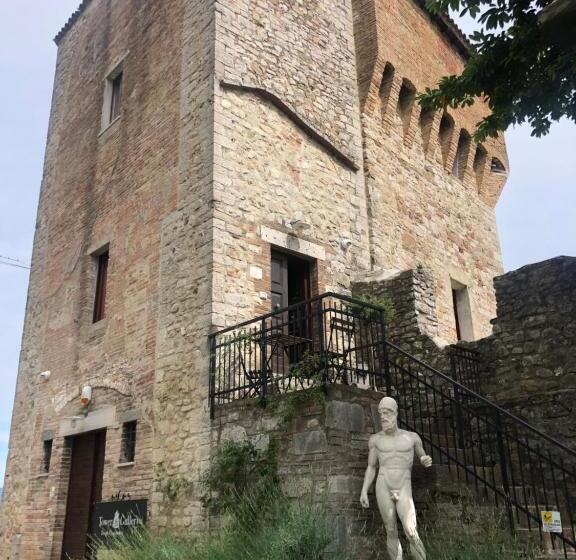 پانسیون Torre Caetani  Night In A Medieval Tower