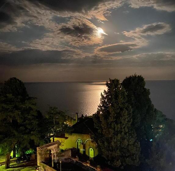 تختخواب و صبحانه Chiaro Di Luna