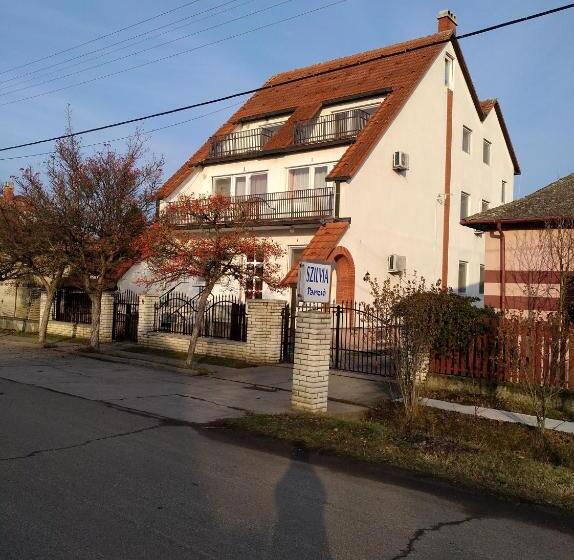 تختخواب و صبحانه Szilvia Panzió Gyomaendrőd