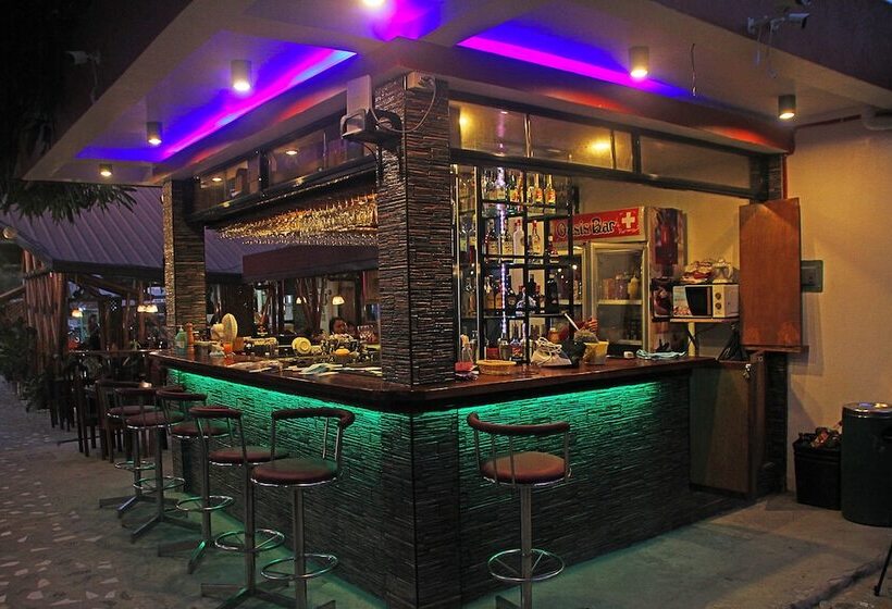 هتل Oasis Port Barton