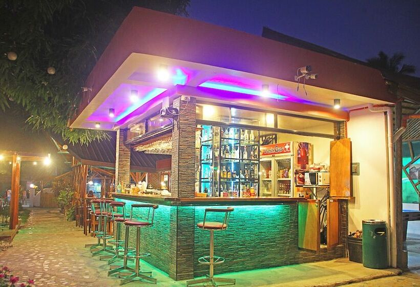 هتل Oasis Port Barton