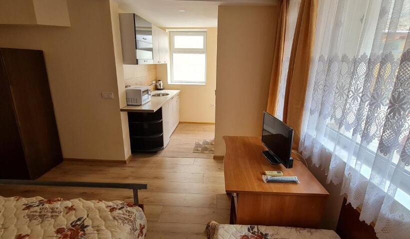 پانسیون Fema Guest House