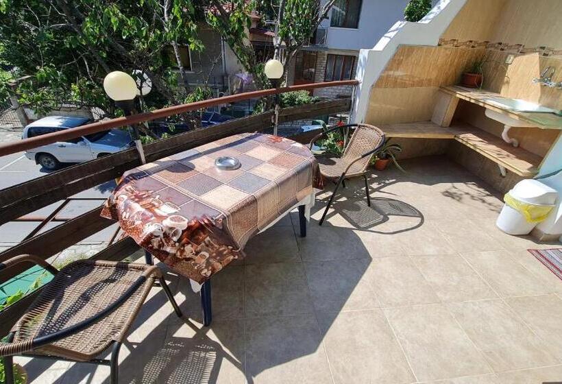 پانسیون Fema Guest House