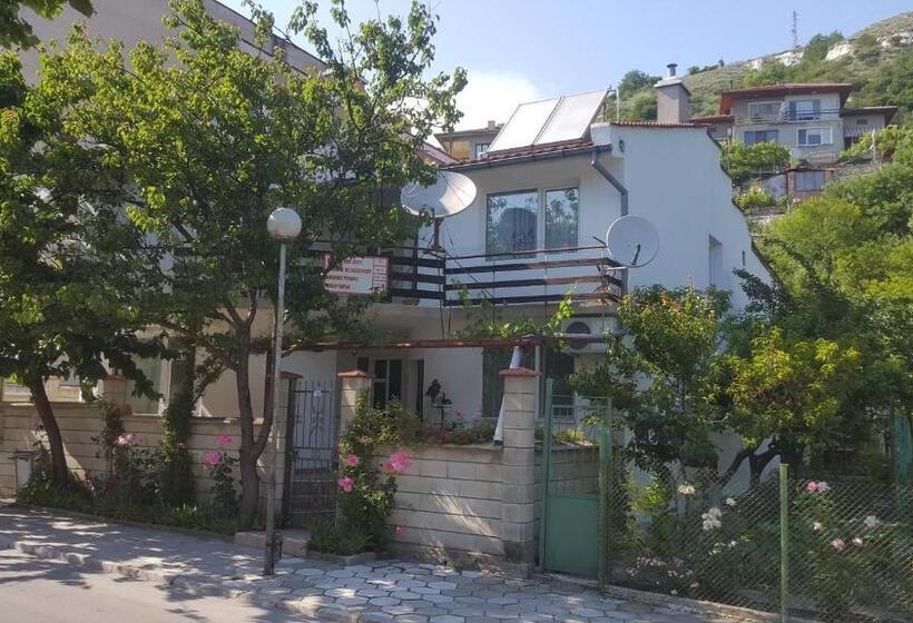 پانسیون Fema Guest House