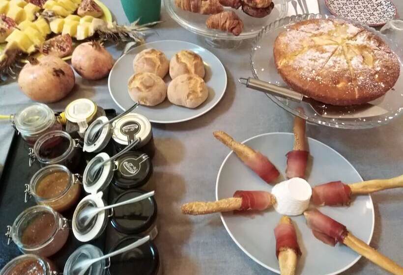 تختخواب و صبحانه Lunacalanti
