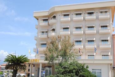 هتل Capri & Residence