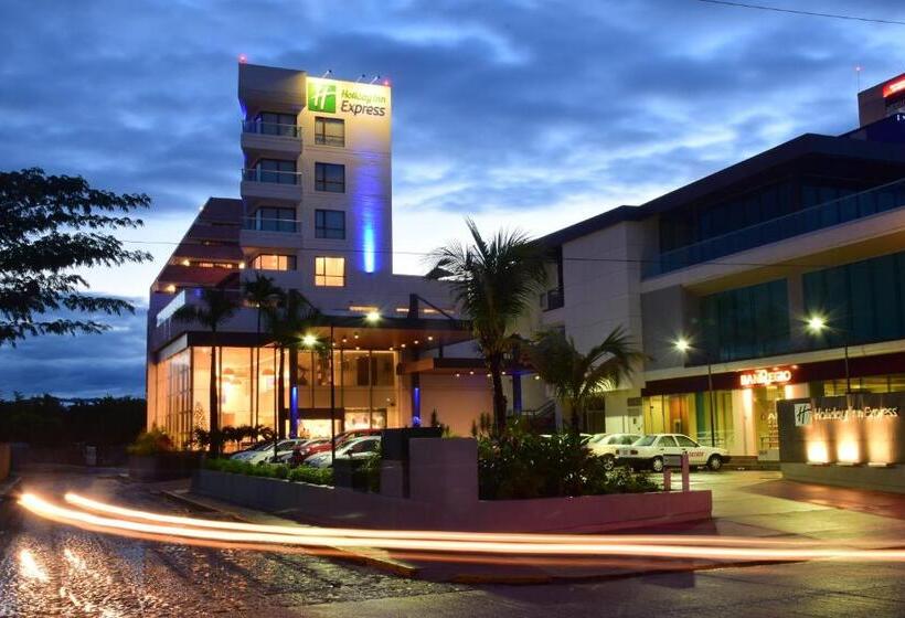 هتل Holiday Inn Express Puerto Vallarta
