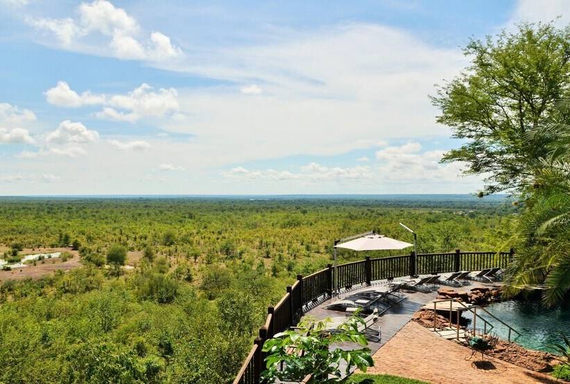 هتل Victoria Falls Safari Suites