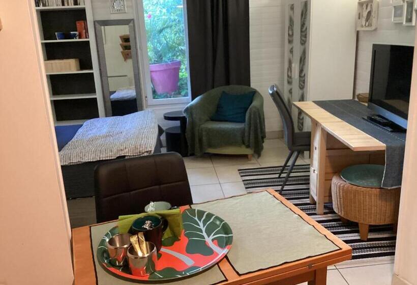 تختخواب و صبحانه Maisonnette Nantes