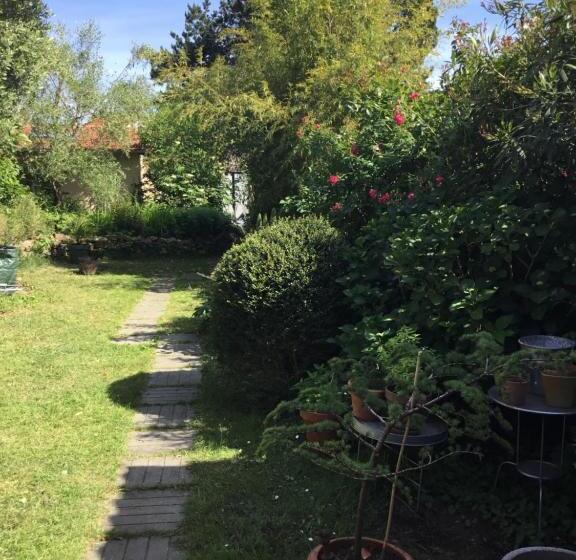 تختخواب و صبحانه Maisonnette Nantes