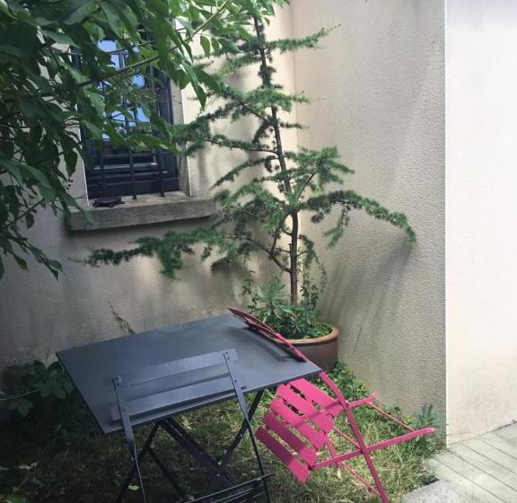 تختخواب و صبحانه Maisonnette Nantes