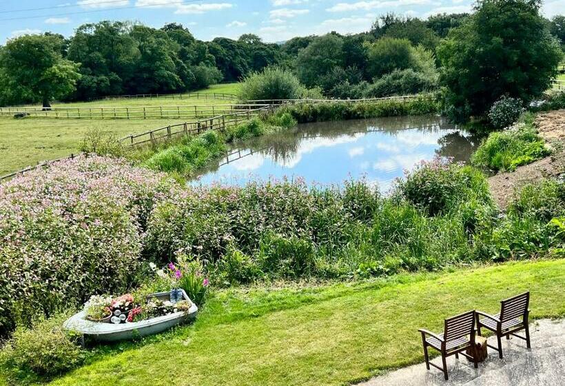 هتل The Saddlery Cheshire