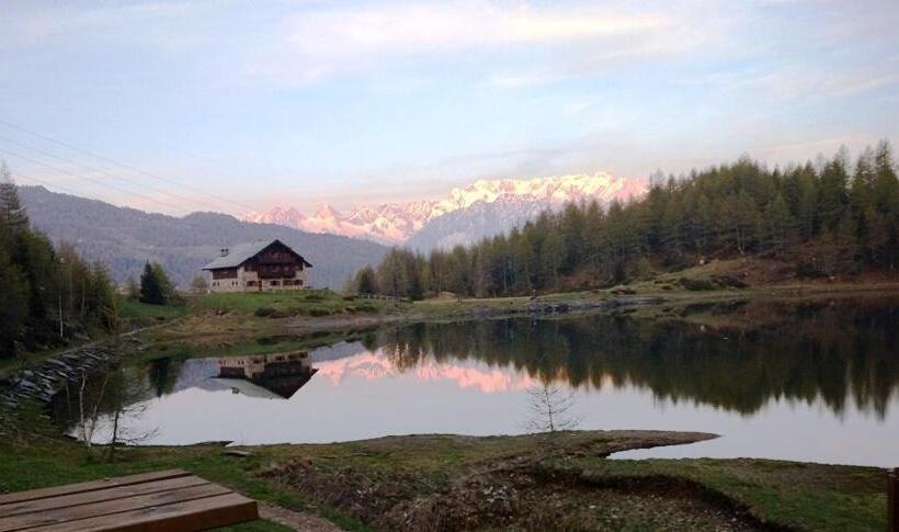 ホテル Rifugio Al Lago Del Mortirolo In Inverno Raggiungibile Solo A Piedi