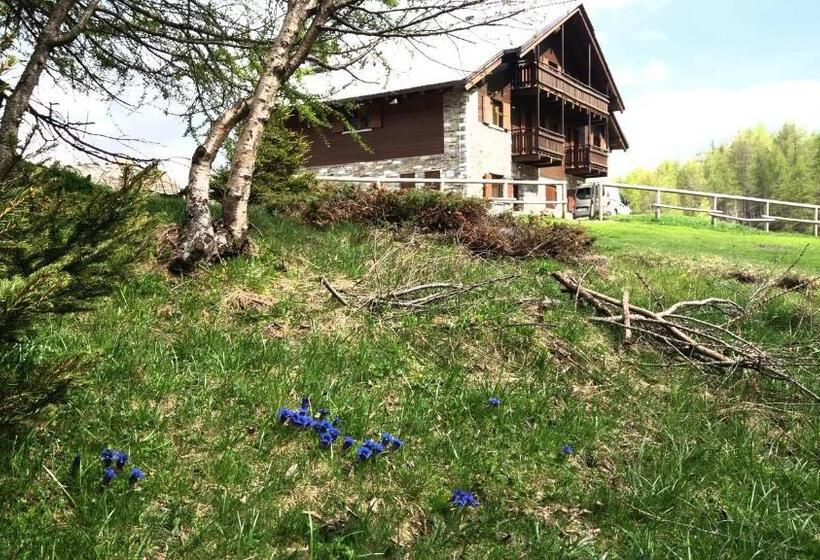 ホテル Rifugio Al Lago Del Mortirolo In Inverno Raggiungibile Solo A Piedi