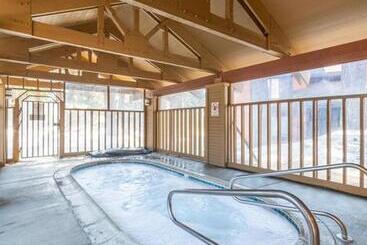 477 Spacious 3 Bed Loft Balcony Laundry Spa Sauna Walk To Shuttle