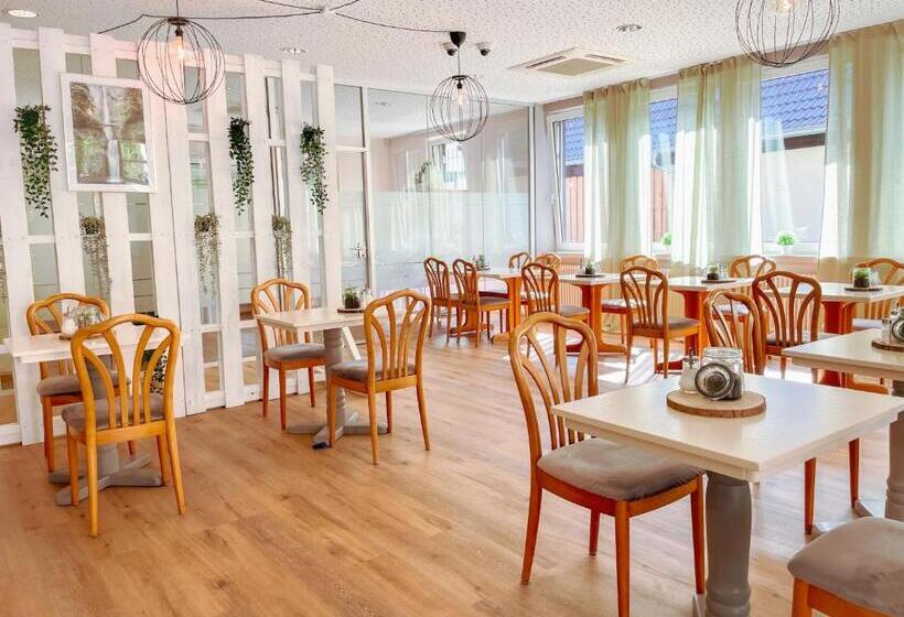 هاستل Risa Hotel Village   Engel & Kreuz