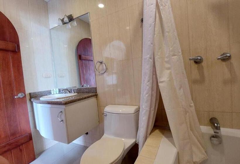 هتل Voyager Manta