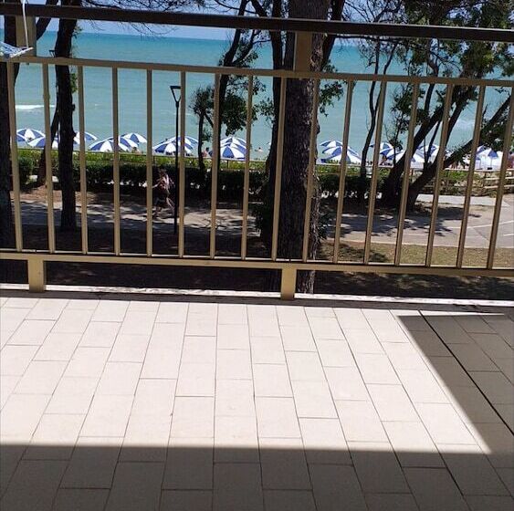 پانسیون Room In Bb   Spacious Double Room By The Sea