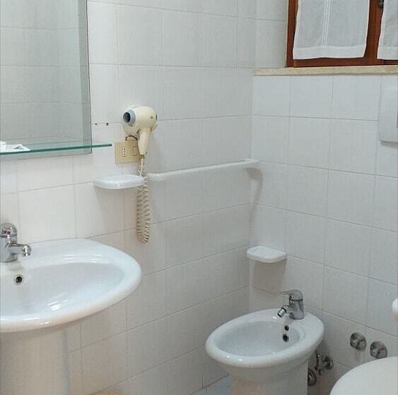 پانسیون Room In Bb   Spacious Double Room By The Sea