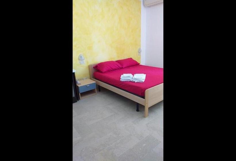 پانسیون Room In Bb   Spacious Double Room By The Sea