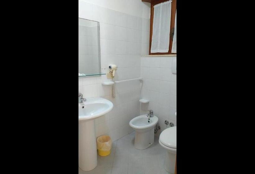 پانسیون Room In Bb   Spacious Double Room By The Sea