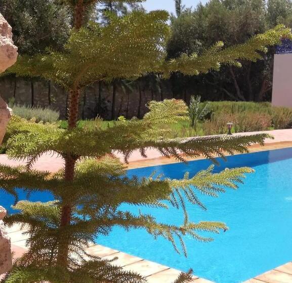 تختخواب و صبحانه Dar Yanis