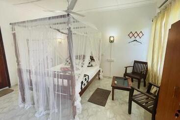 تختخواب و صبحانه Sunny Mood Guest House