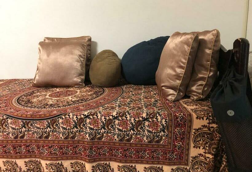 تختخواب و صبحانه 紅色鐵門