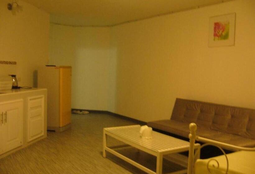 پانسیون Room In Guest Room   Chan Kim Don Mueang Guest House Triple Room