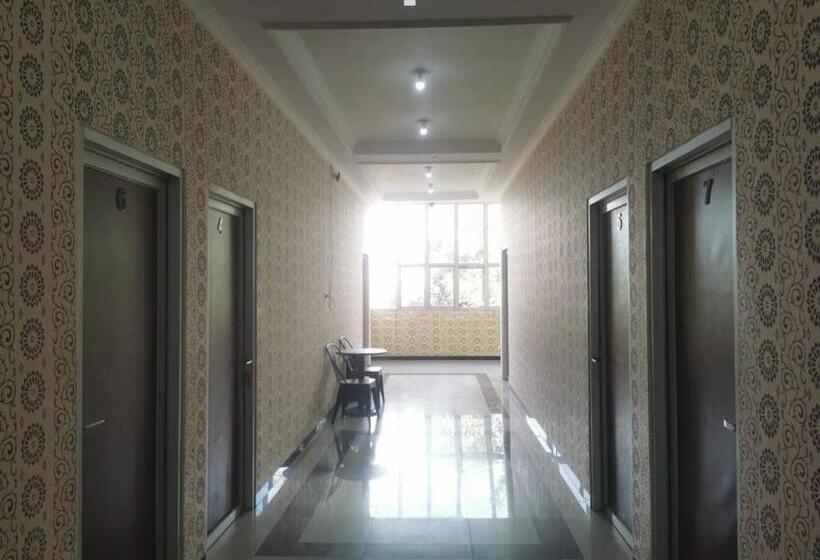 هتل Reddoorz Syariah At Jalan Pramuka