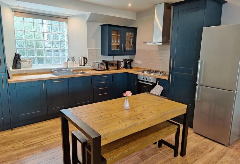 New Fabulous 2bd Maisonette Dunfermline, Fife