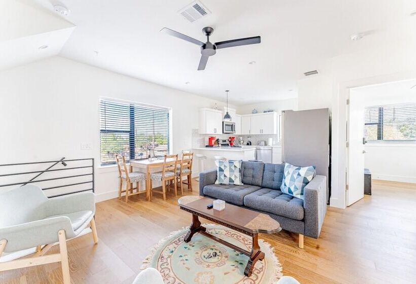 Luxe East Downtown 3br Condo, Walk To Bars, Restaurants, Shops