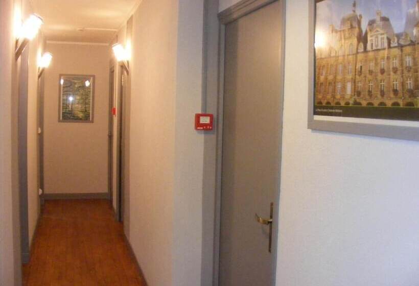 Отель Hôtel Les Boucles De Meuse