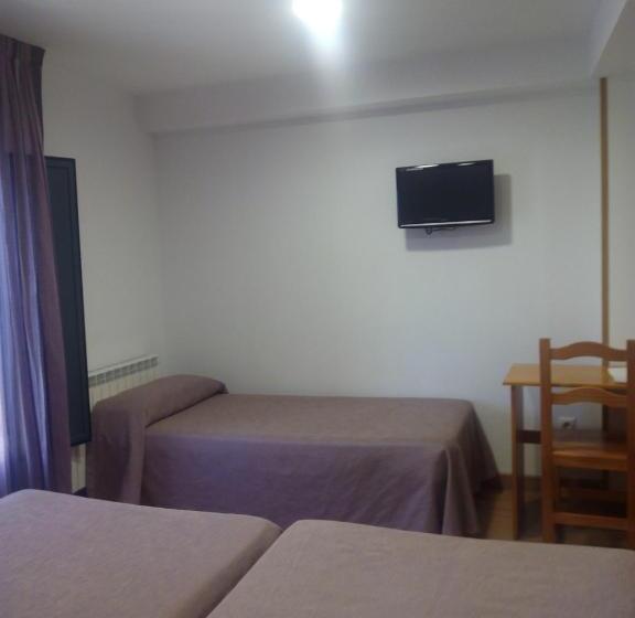پانسیون Hostal Plaza Mayor De Almazán