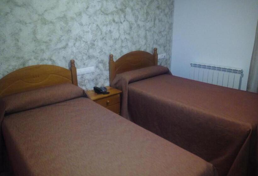 پانسیون Hostal Plaza Mayor De Almazán